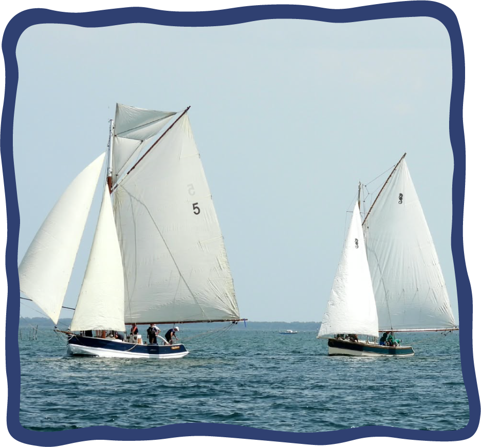 Des jeunes et des marraines ou parrains à bord, lors d’une journée de navigation.